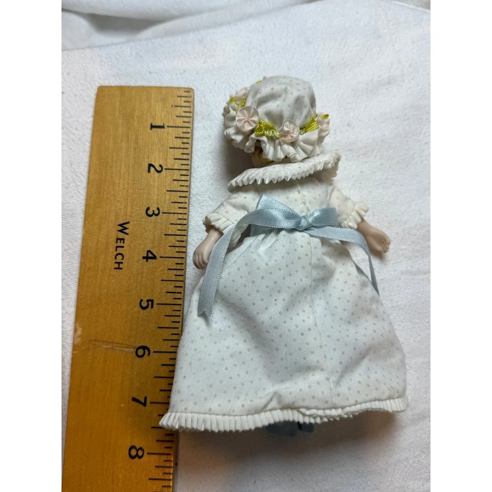 Avon 1983 Porcelain Doll Blonde Blue Eyes Victorian Dress Bonnet Collectible‎